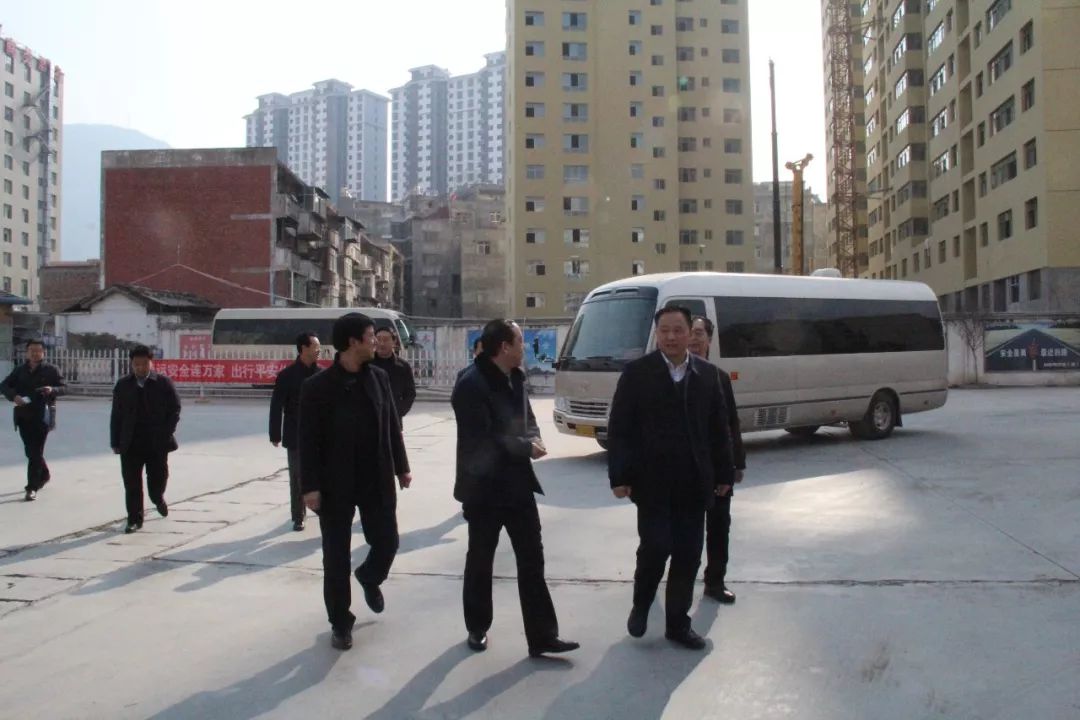 隴南市委常委、常務(wù)副市長(zhǎng)張慶宏、副市長(zhǎng)徐世林、市人大副主任陳榮等一行深入隴運(yùn)集團(tuán)公司武都汽車站開展春節(jié)前走訪慰問活動(dòng)