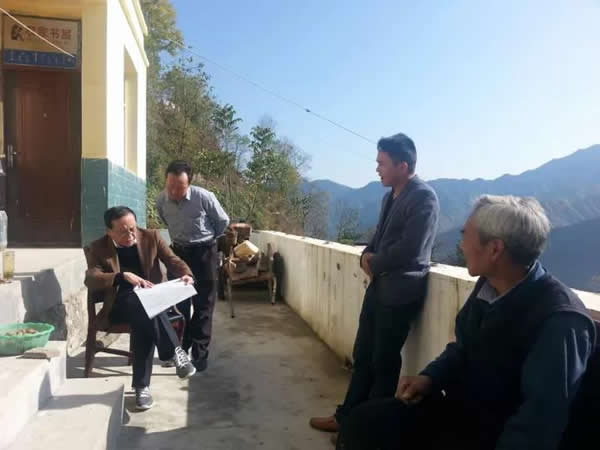 隴運(yùn)集團(tuán)公司董事長(zhǎng)、黨委書(shū)記李寅祥率相關(guān)人員專程前往精準(zhǔn)扶貧點(diǎn)進(jìn)行深入調(diào)研