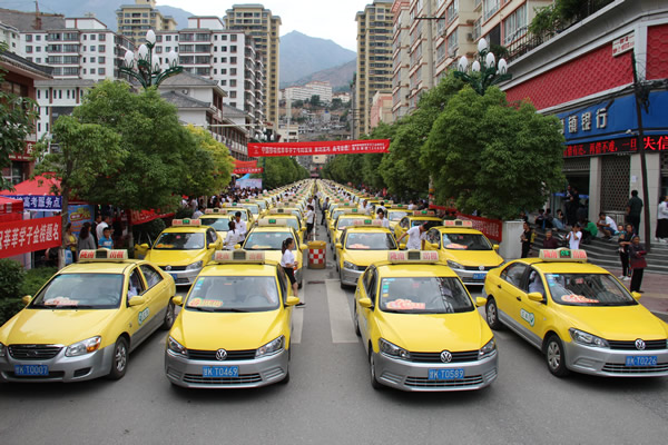 愛心送考 奉獻(xiàn)社會