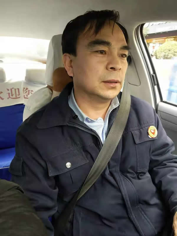 【拾金不昧】為隴運(yùn)集團(tuán)潤(rùn)祥出租車公司駕駛員“王劉德”點(diǎn)贊??！