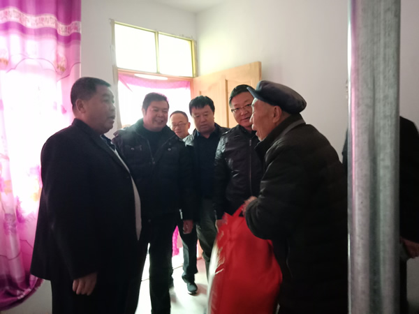 隴運(yùn)集團(tuán)公司開展“解難題、辦實(shí)事、送溫暖”主題黨日活動(dòng)