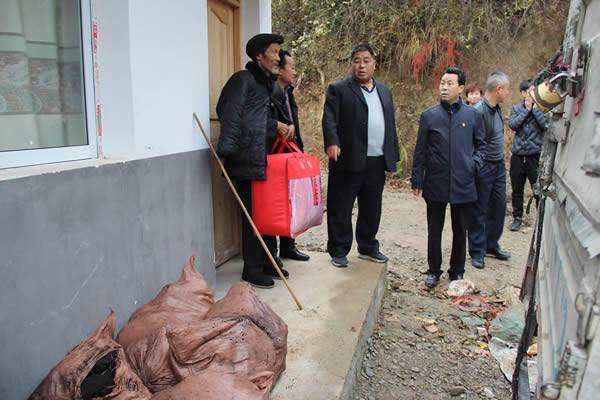 隴運(yùn)集團(tuán)公司開展“解難題、辦實(shí)事、送溫暖”主題黨日活動(dòng)