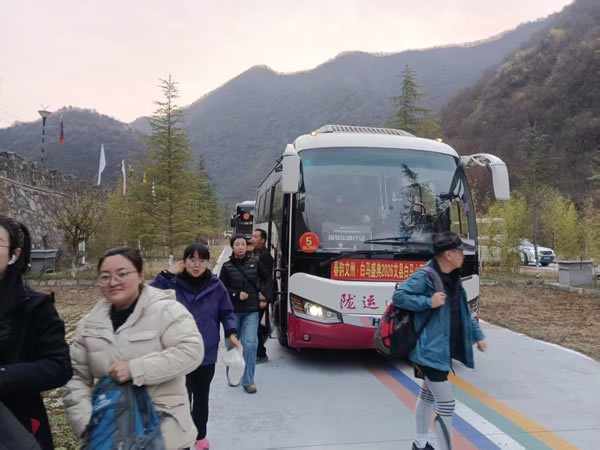 隴南市隴運集團文縣客運公司、公交公司圓滿完成“春韻文州·白馬盛典2026文縣白馬山寨跑山賽”運輸保障任務